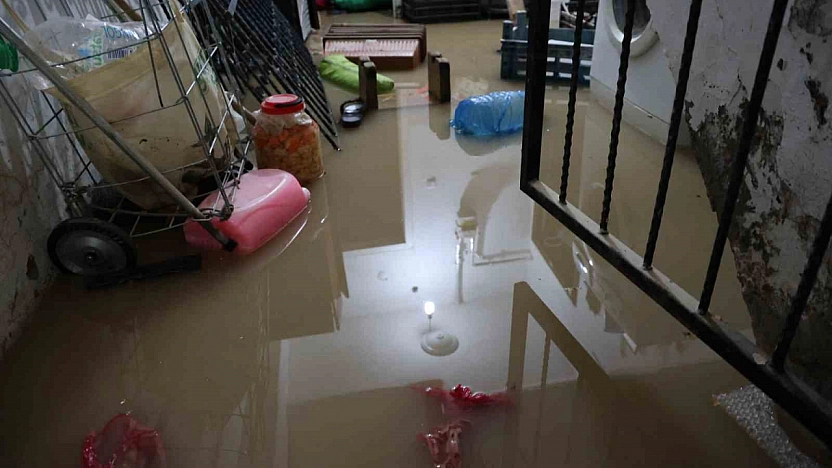 Su Baskını Yaşanan Evde Zor Anlar: Eşyaların Üzerine Basarak İlerlediler