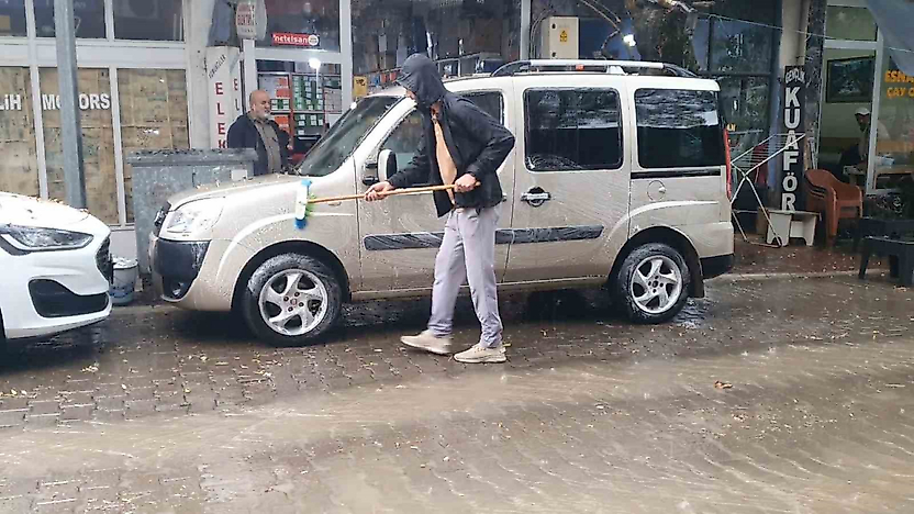Sağanak Yağışı Fırsata Çevirdi, Aracını Yağmurda Yıkadı