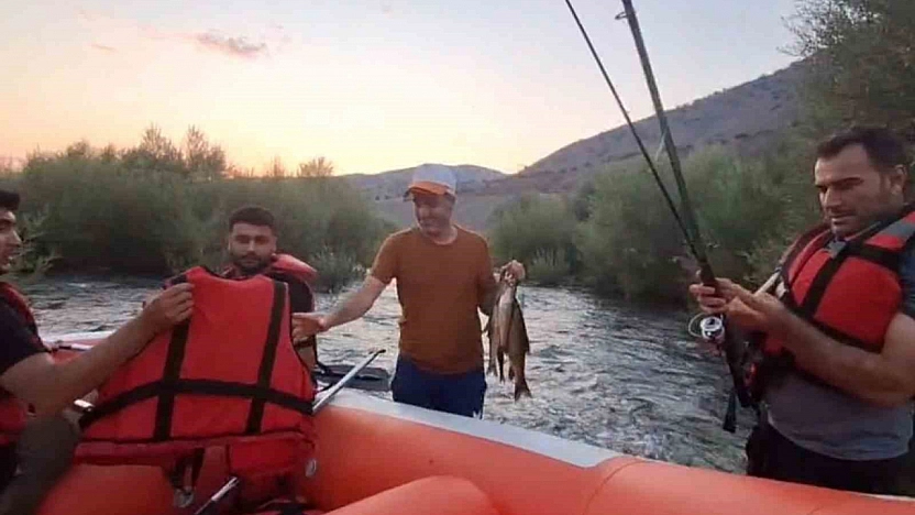 Nehirde Mahsur Kalan 2 Kişi Ekipler Tarafından Kurtarıldı