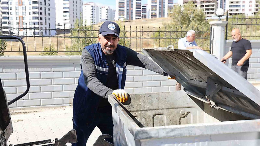 Temizlik Yaparken Bulduğu Çantadan 600 Bin Liralık Altın ve Döviz Çıktı