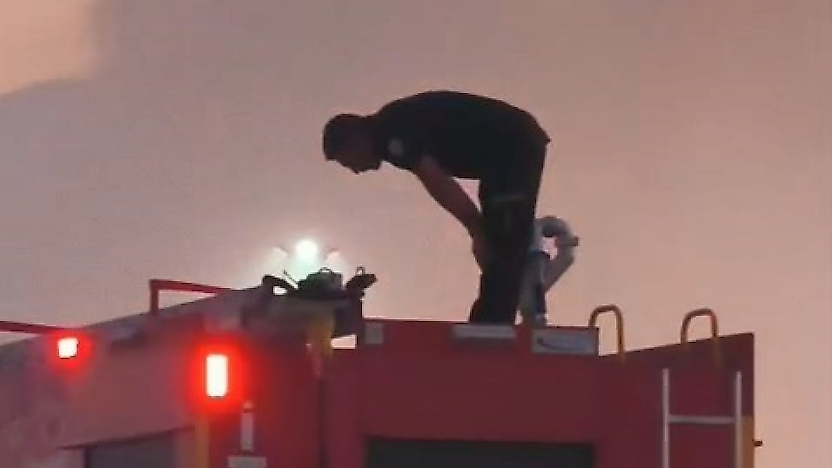 Yangın Söndü, Namaz Vakti Geldi: Araç Üzerinde Namazını Kıldı