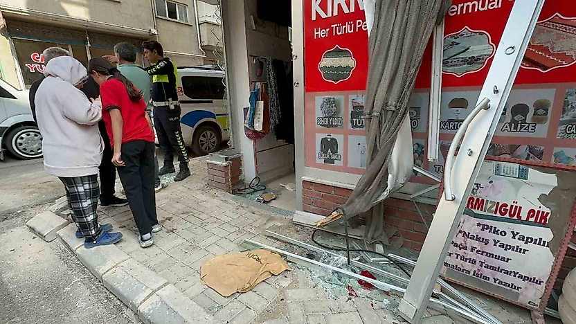 Minibüsle Çarpışan Ticari Taksi Terzi Dükkanına Girdi