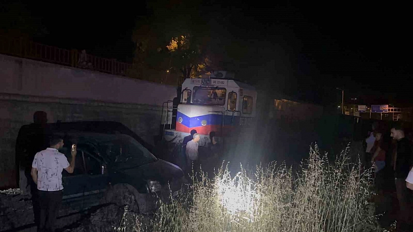 Feci Kaza: Yük Treni Hafif Ticari Aracı 120 Metre Sürükledi