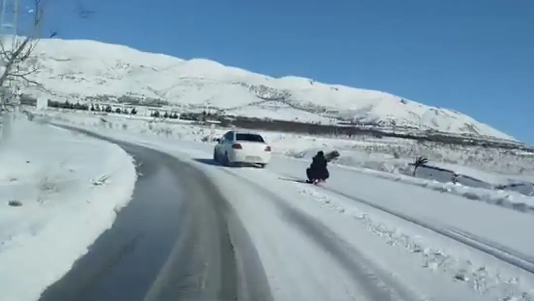 Araca bağladığı kızağı uzun bir mesafe boyunca çekti