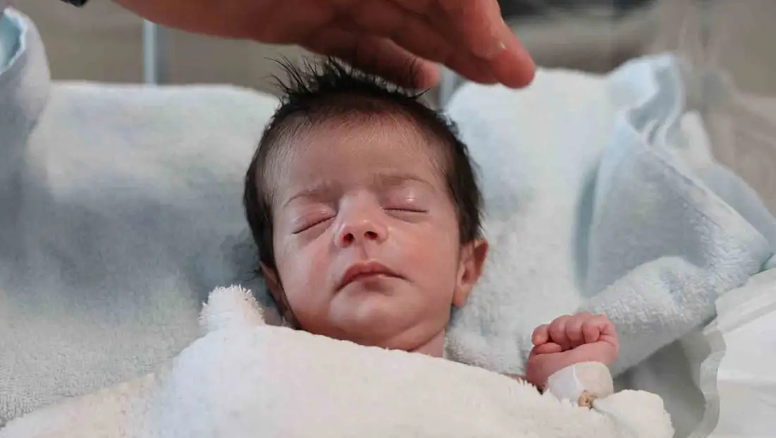 Doğuştan yemek borusu bulunmayan 4 günlük bir bebek, Elazığ'da hayata tutunmayı başardı.