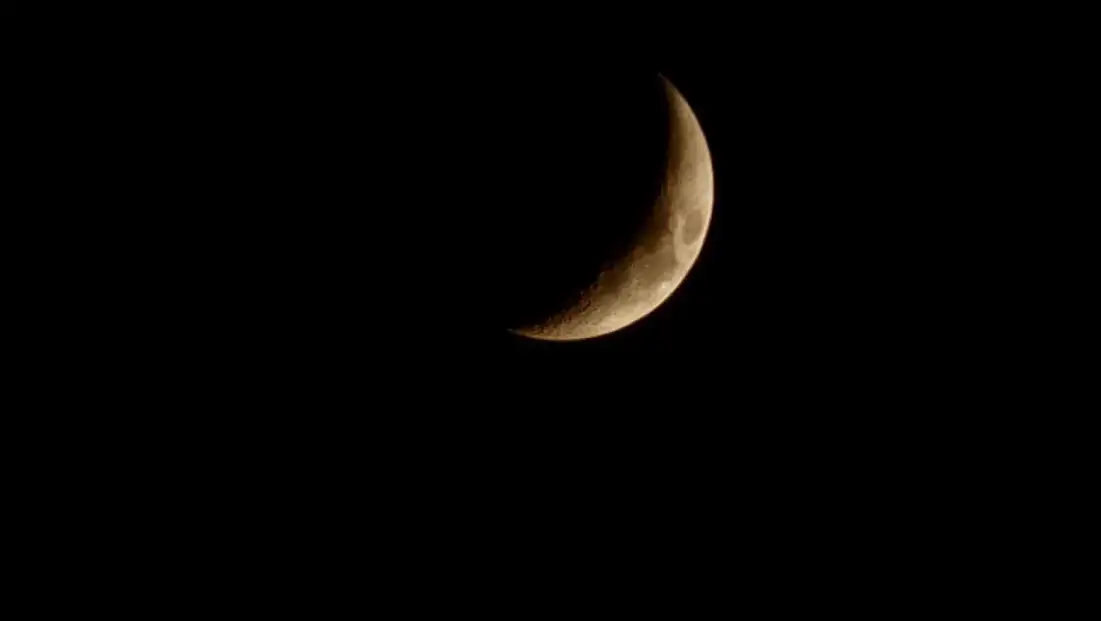 Elazığ'da hilal şeklindeki ay, görsel bir şölen oluşturdu.