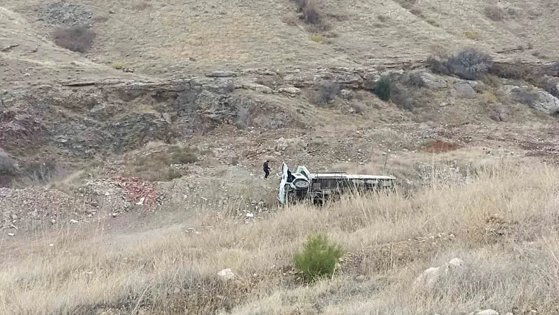 Elazığ'da kamyon devrilmesi sonucu 1 kişi yaralandı.