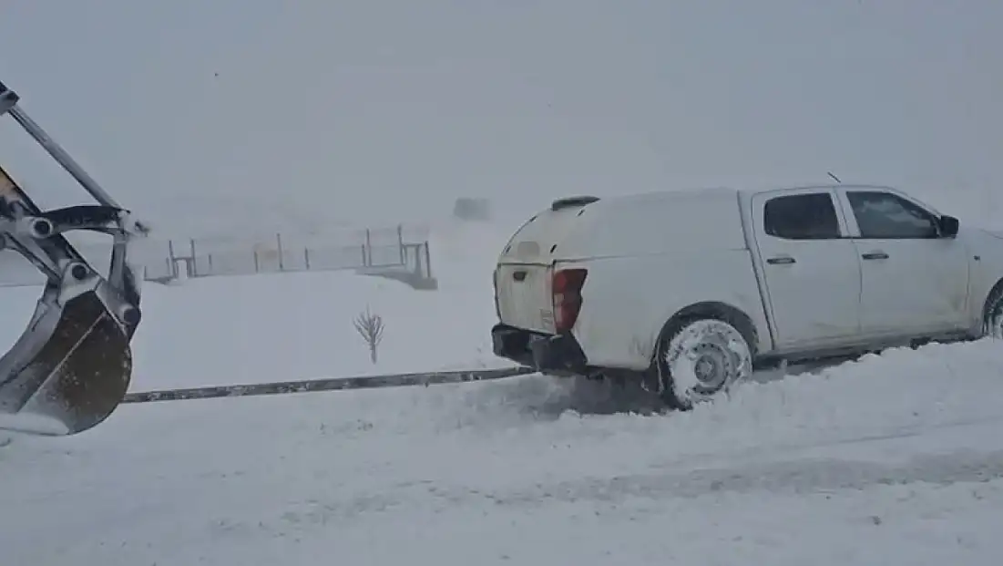 Elazığ'da kara saplanan araçlar kurarıldı