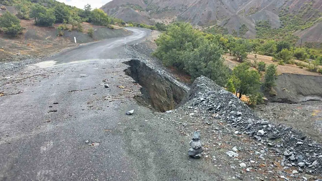 Elazığ'da Köy Yolunda Çökme Olayı