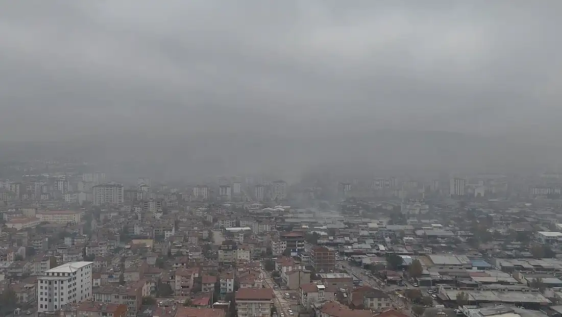 Elazığ'da sis etkisini göstermeye devam ediyor.