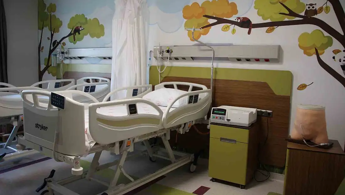 Fethi Sekin Şehir Hastanesi'nde çocuklar için periton diyalizi ünitesi faaliyete başladı.