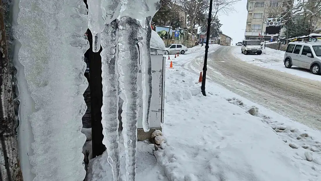 Harput'ta Dondurucu Soğuklar Çatılarda Metrelerce Buz Sarkıtları Oluştu