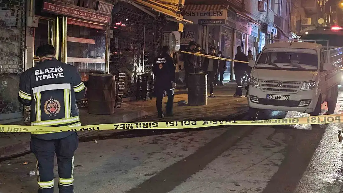 Motosikletin çarptığı pikabın yakıt deposu delindi, yol kapatıldı.