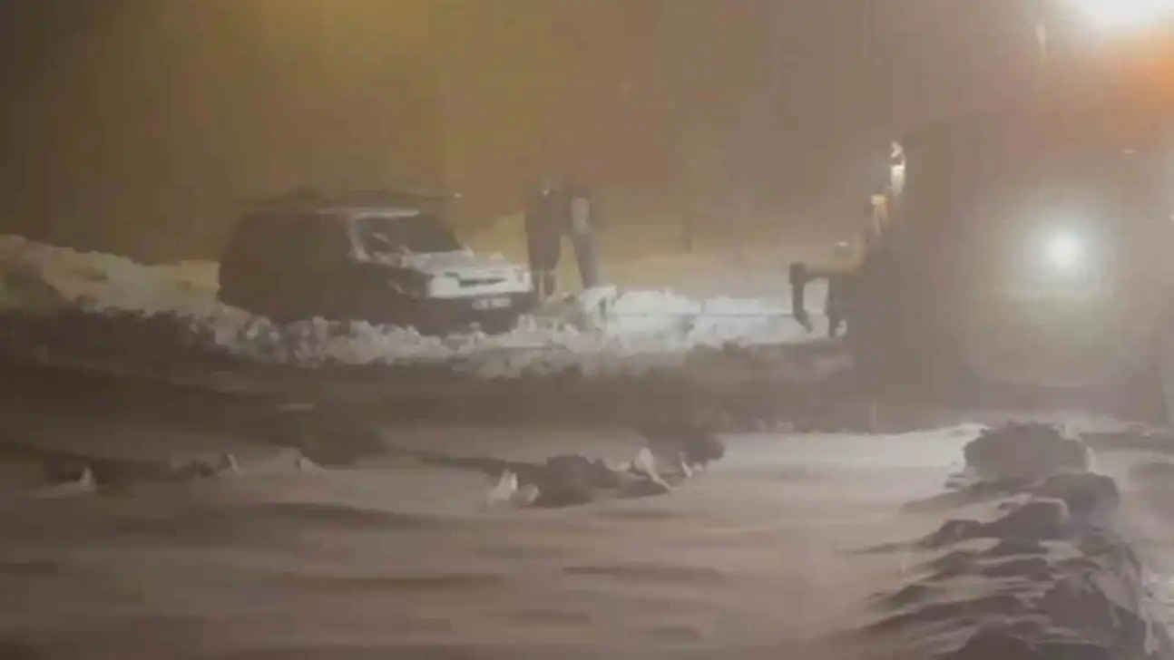 Yoğun kar yağışı nedeniyle yol kapandı, ekipler mahsur kalan araca ulaştı.