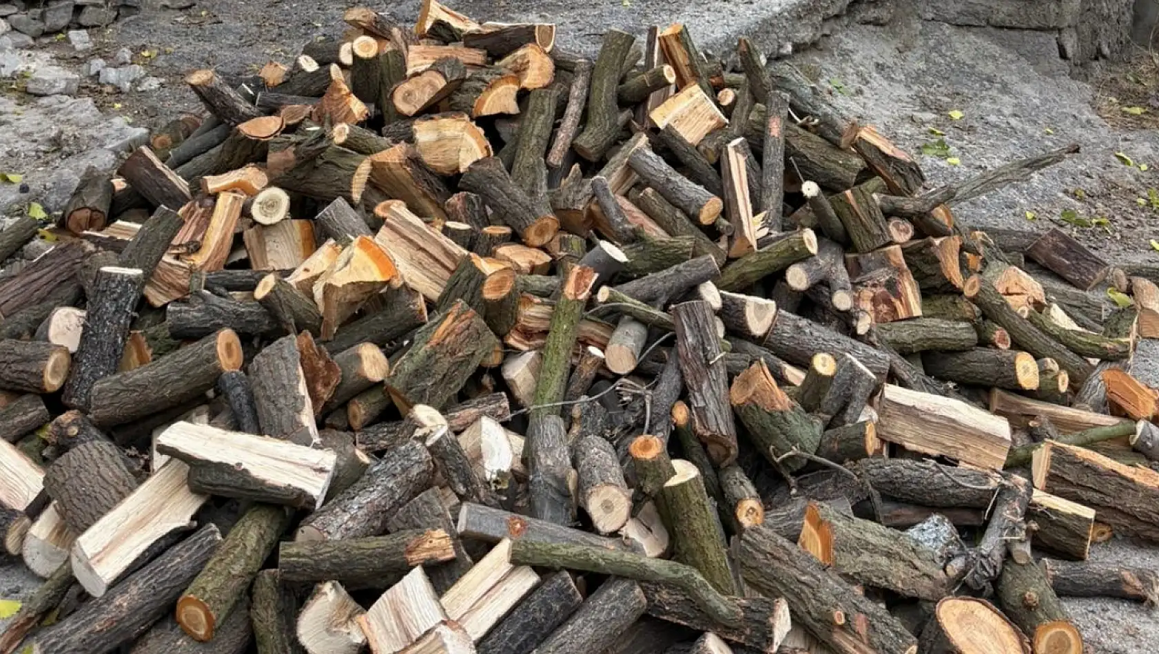 İyilik Çeşmesi Akmaya Devam Ediyor: 40 Aileye Odun ve Kömür Desteği