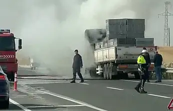 Alev alan tır, itfaiye ekipleri tarafından söndürüldü