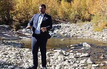 Belediye Başkanı Altınışık, Eti Krom'un maden atıklarını dere yataklarına döktüğünü belirtti.