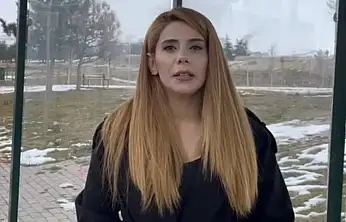 Durakta Genç Kızları Gizlice Görüntüleyen Şahısa Kadın Muhtardan Sert Tepki