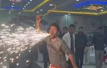 Elazığ'da bir davulcu, sergilediği figürlerle düğünlere neşe ve renk katıyor.