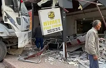 Elazığ'da fren arızası yaşayan bir kamyon kontrolden çıkarak fırına girdi