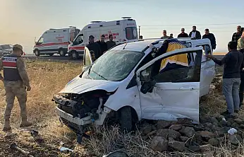 Elazığ'da hafif ticari araç tarlaya savruldu: 3 kişi yaralandı