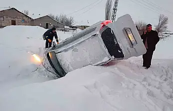 Elazığ'da Kar Nedeniyle Kaza: Hafif Ticari Araç Devrildi, 2 Yaralı