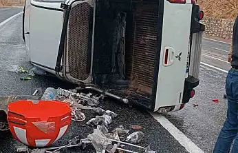 Elazığ'da kaygan zeminde kontrolden çıkan kamyonet devrildi.