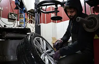 Elazığ'da kış lastiği taktırma yoğunluğu yaşandı.