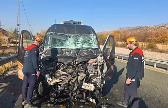 Elazığ'da minibüs ile kamyonun çarpışması sonucu 1 kişi yaralandı.