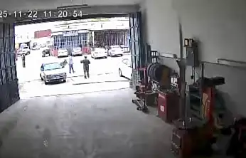 Elazığ'da motosiklet kazası güvenlik kamerasına takıldı.