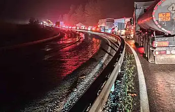 Elazığ'da meydana gelen tır kazası, kilometrelerce uzunlukta araç kuyruğuna neden oldu.