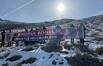 Elazığ'daki 2 bin 347 metre yüksekliğindeki Hazarbaba zirvesinden şiddete karşı uyarı mesajı.