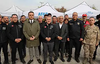 Elazığ Valisi Hatipoğlu, çalışmaların kayıp çocuğun bulunmasına kadar aralıksız devam edeceğini belirtti.