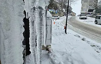 Harput'ta Dondurucu Soğuklar Çatılarda Metrelerce Buz Sarkıtları Oluştu