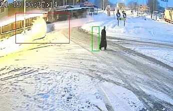 Karla Kaplı Yolda Kontrolden Çıkan Araç Refüje Çarptı