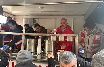 Kızılay Elazığ Şubesi'nden Cuma Namazı Çıkışı Gönülleri Isıtan İkram