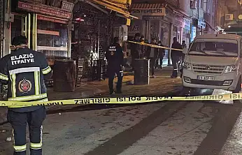 Motosikletin çarptığı pikabın yakıt deposu delindi, yol kapatıldı.