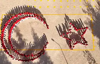 Öğrencilerin ay-yıldız şeklindeki koreografisi büyük ilgi gördü