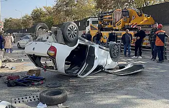 Otomobil karşı şeride geçip ters dönerek kaza yaptı: 2 yaralı