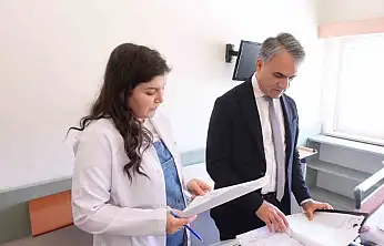 Prof. Dr. Gözel, gereksiz antibiyotik kullanımının hastaların sağlığını iyileştirmekten çok daha da kötüleştirebileceğini belirtti