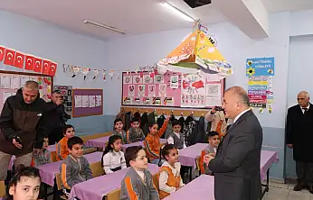 Vali Hatipoğlu, Karakoçan'da Öğrencilerin Karne Sevincine Ortak Oldu