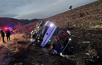 Yolcu otobüsü devrildi: 2 ölü, 21 yaralı