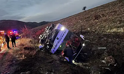 Yolcu otobüsü devrildi: 2 ölü, 21 yaralı