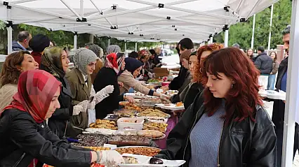 Fırat Üniversitesinde Öğrenciler Yararına Hayır Kermesi Düzenlendi.