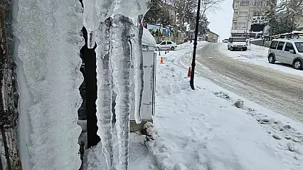 Harput'ta Dondurucu Soğuklar Çatılarda Metrelerce Buz Sarkıtları Oluştu
