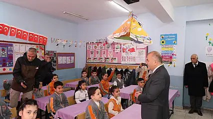 Vali Hatipoğlu, Karakoçan'da Öğrencilerin Karne Sevincine Ortak Oldu