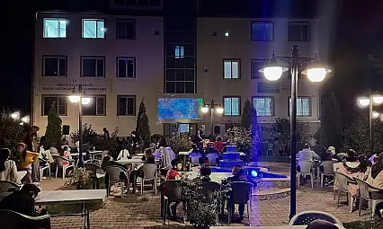 Arıcak ilçesinde düzenlenen açık hava sinema etkinliği