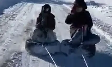 Çocukların Kar Keyfi: Lastiklerle Eğlenceli Kızak Macerası