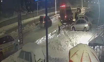 Park halindeki araçlara çarpıp kaçtı: Olay kameraya yansıdı