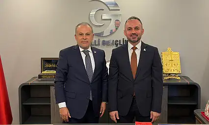 YRP Genel Başkanı Erbakan'dan MKYK Üyesi Gül'e Plaket